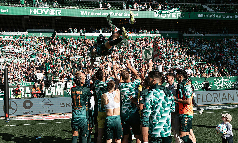 Anthony Jung wird von seinen Mitspieler hochgeworfen.