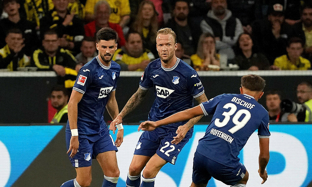 null Florian Grillitsch und Kevin Vogt auf dem Platz.