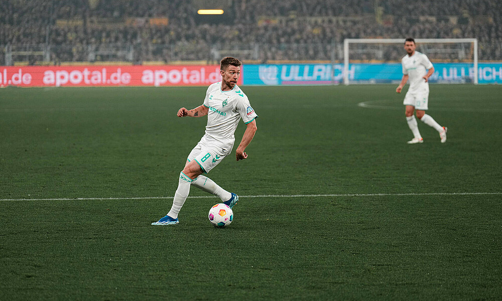 Mitchell Weiser hat den Ball am Fuß.