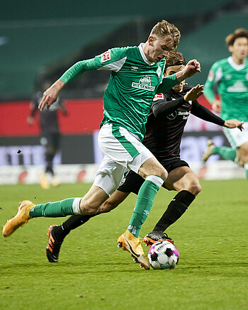 Nick Woltemade im Werder-Heimtrikot am Ball