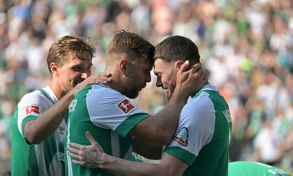 null Niclas Füllkrug und Oliver Burke Kopf an Kopf.