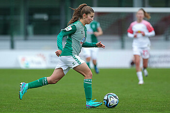 Melina Kunkel am Ball.