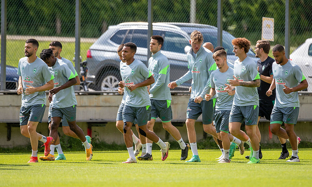 Die Spieler wärmen sich für das Training im Trainingslager im Zillertal auf.