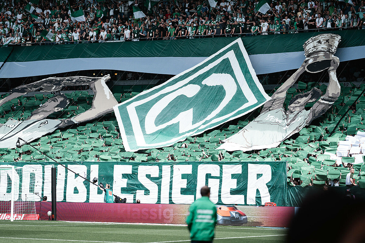 Choreographie der Ostkurve zum 20-jährigen Jubiläum des Double-Gewinns