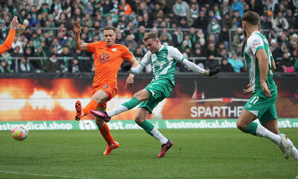 null Marvin Ducksch im Zweikampf