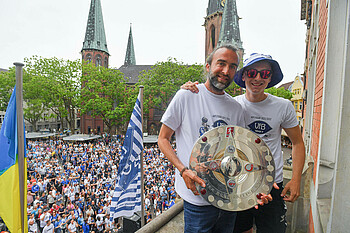 Maik Lukowicz und sein Trainer mit der Meisterschale.