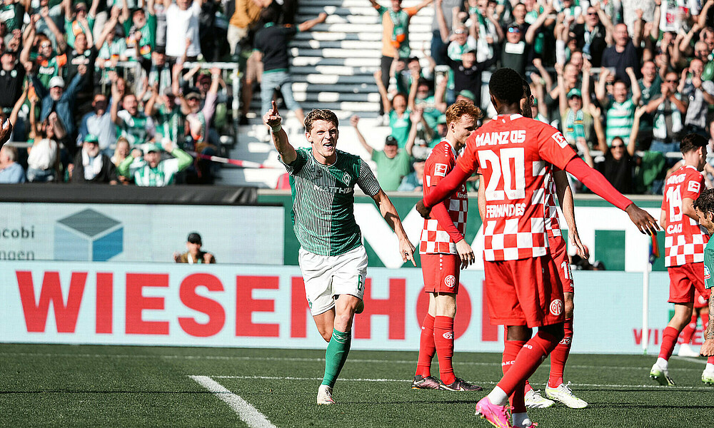 Jens Stage jubelt mit ausgestrecktem Zeigefinger beim Heimspiel gegen Mainz 05. 