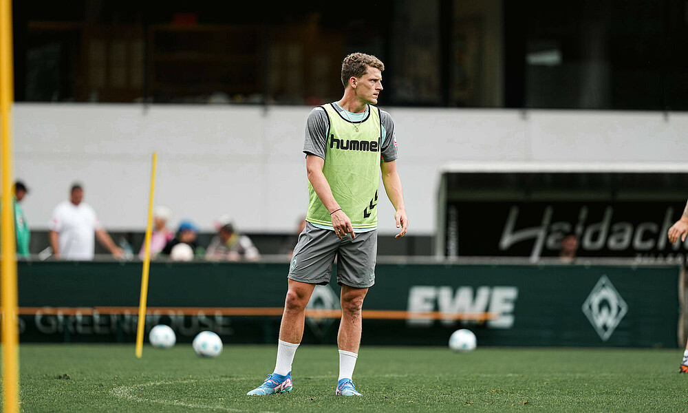Jens Stage in einem Leibchen auf dem Trainingsplatz. 