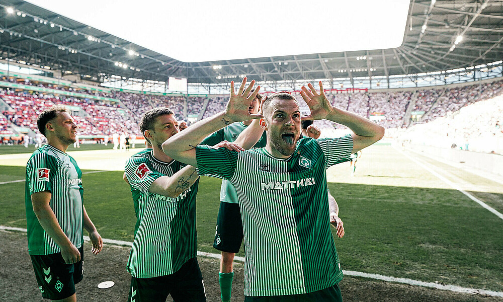 null Marvin Ducksch jubelt vor der Gästekurve in Augsburg.