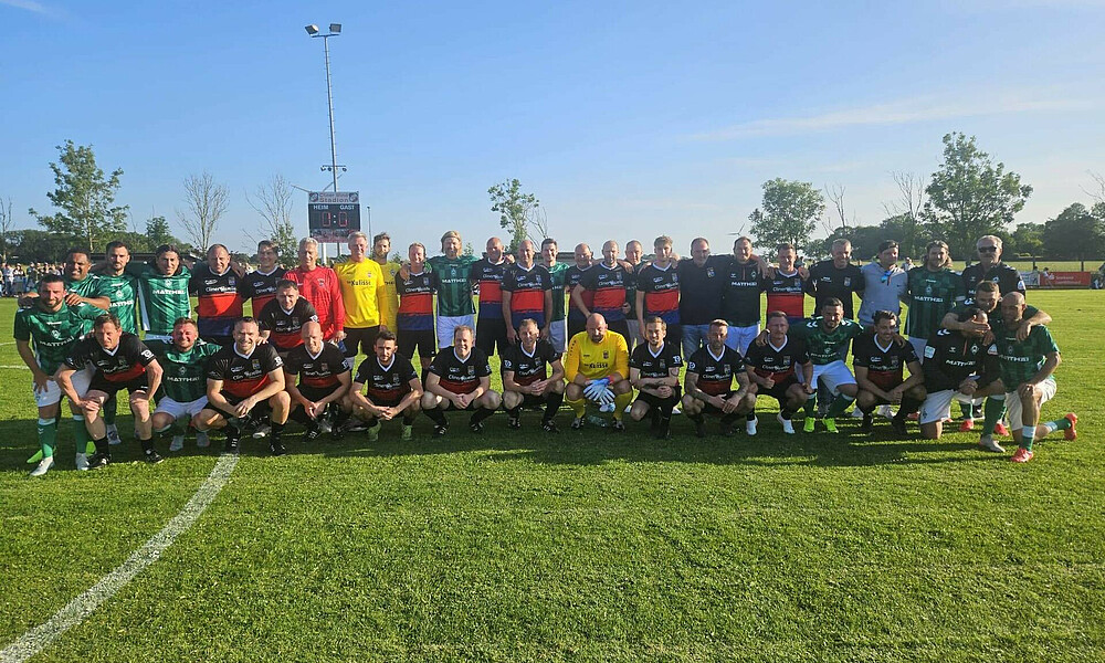 Gruppenbild mit allen Spielern des Turniers auf dem Rasen. 