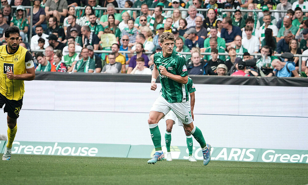 null Jens Stage läuft über den Platz.