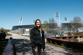 null Lena Petermann lächelt, im Hintergrund steht das Weserstadion.
