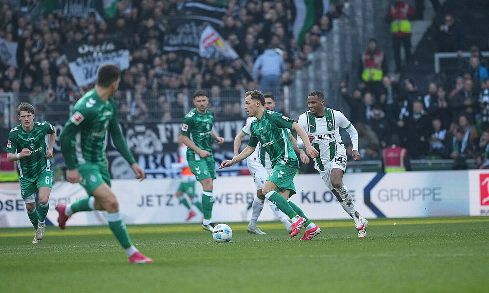 Senne Lynen mit dem Ball am Fuß. 