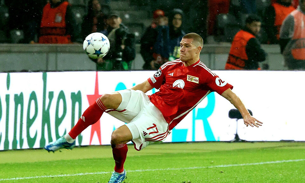 null Kevin Behrens bei einem Seitfallzieher.