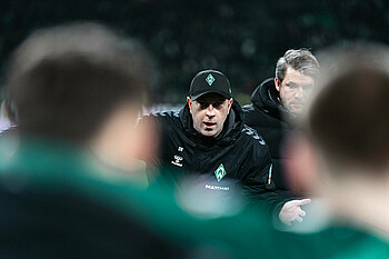 Cheftrainer Ole Werner mit Werder-Kappe im Spielerkreis nach dem Heimspiel gegen Heidenheim