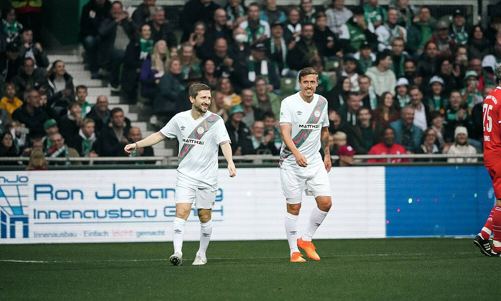 null Marko Marin neben Max Kruse beim Abschiedsspiel von Claudio Pizarro.