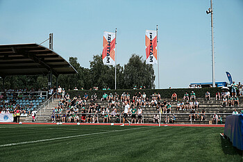 Flaggen von Matthäi wehen über der Tribüne.