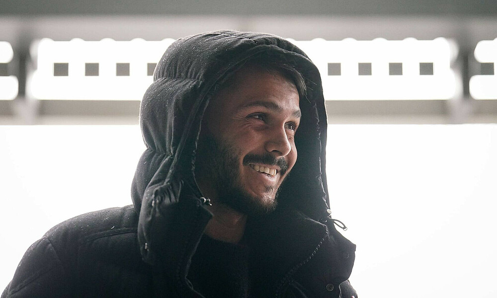 null Leonardo Bittencourt kommt mit Kapuze am Weserstadion an.