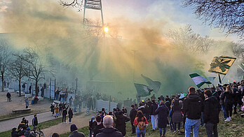 null Fans und Pyro-Rauch vor dem wohninvest WESERSTADION.