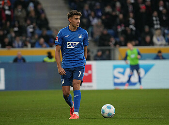 Tom Bischof mit Ball am Fuß. 