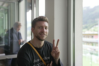 Mitchell Weiser grüßt in die Kamera. 