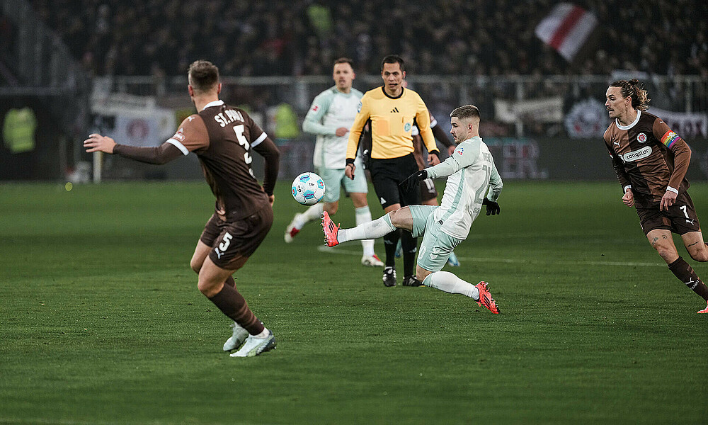 Romano Schmid am Ball gegen St. Pauli am Millerntor