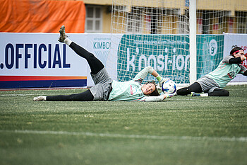 Livia Peng hält Bälle. 