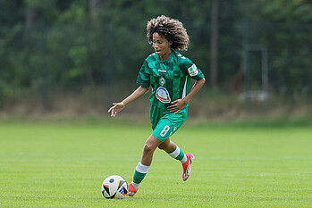 Amira Arfaoui läuft mit dem Ball am Fuß. 