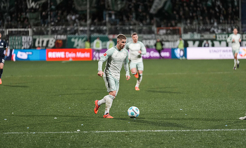 Romano Schmid mit Ball am Fuß. 