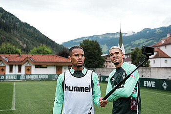 null Agu und Njinmah filmen sich.