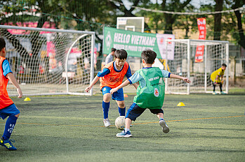 null Zwei Kinder im Kampf um den Ball.