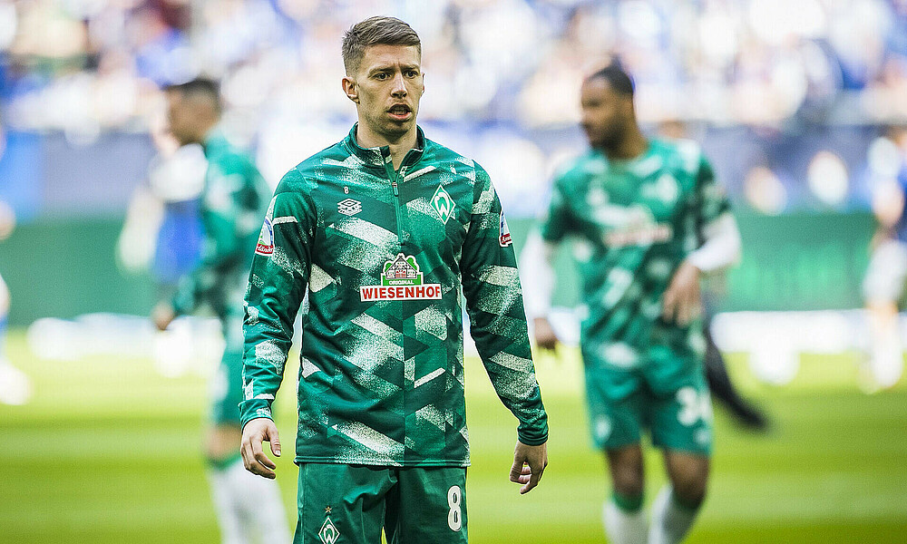 Mitchell Weiser im Aufwärmtraining vor der Begegnung gegen Schalke auf dem Platz der Veltins-Arena.