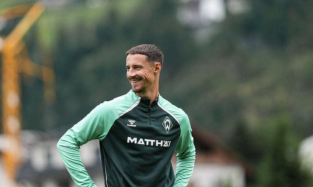 null Marco Friedl lacht auf dem Trainingsplatz.