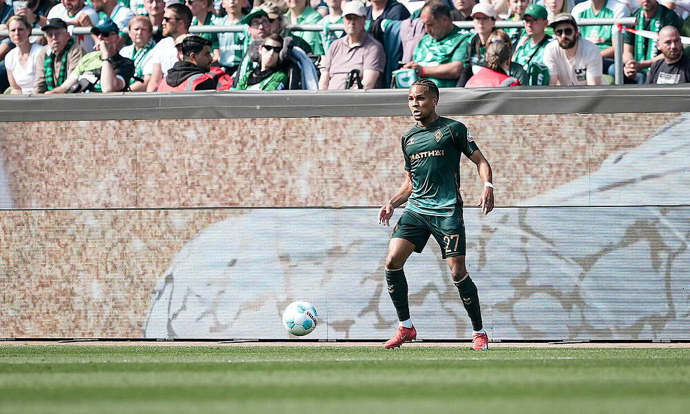 Felix Agu mit Ball am Fuß. 