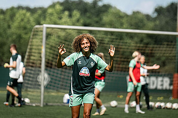 Amira Arfaoui guckt in die Kamera. 