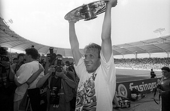 null Thomas Wolter hält die Meisterschale in die Luft.