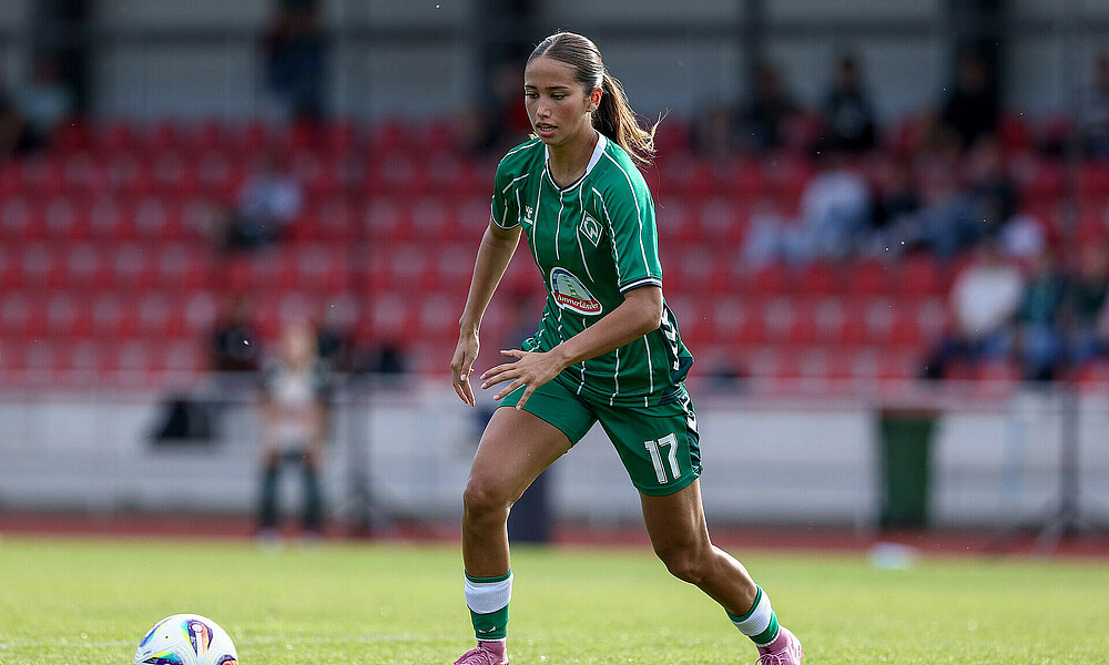 Amira Dahl ist im Testspiel im grünen Heimtrikot für Werder am Ball.