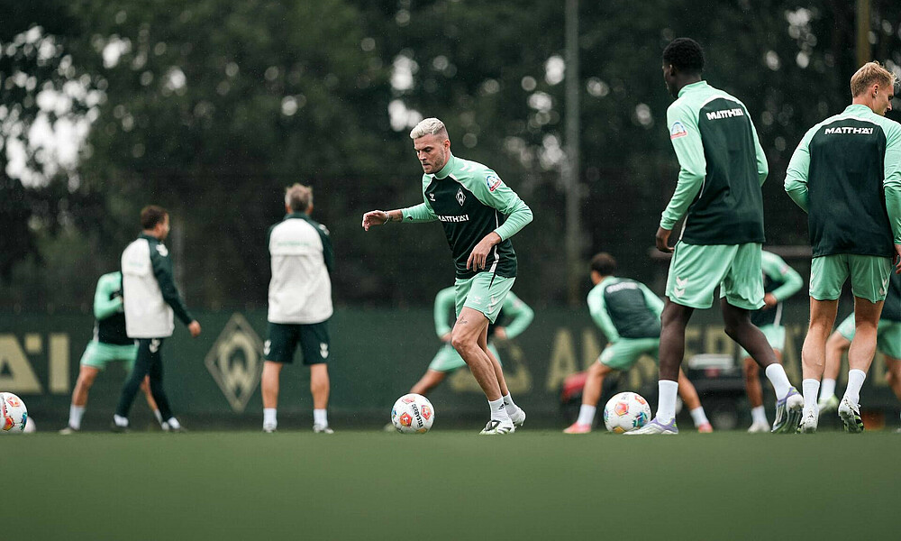 Marvin Ducksch mit Ball am Fuß. 