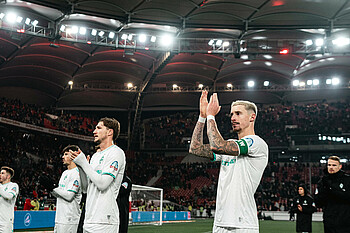 Marco Friedl klatscht in die Hände. 