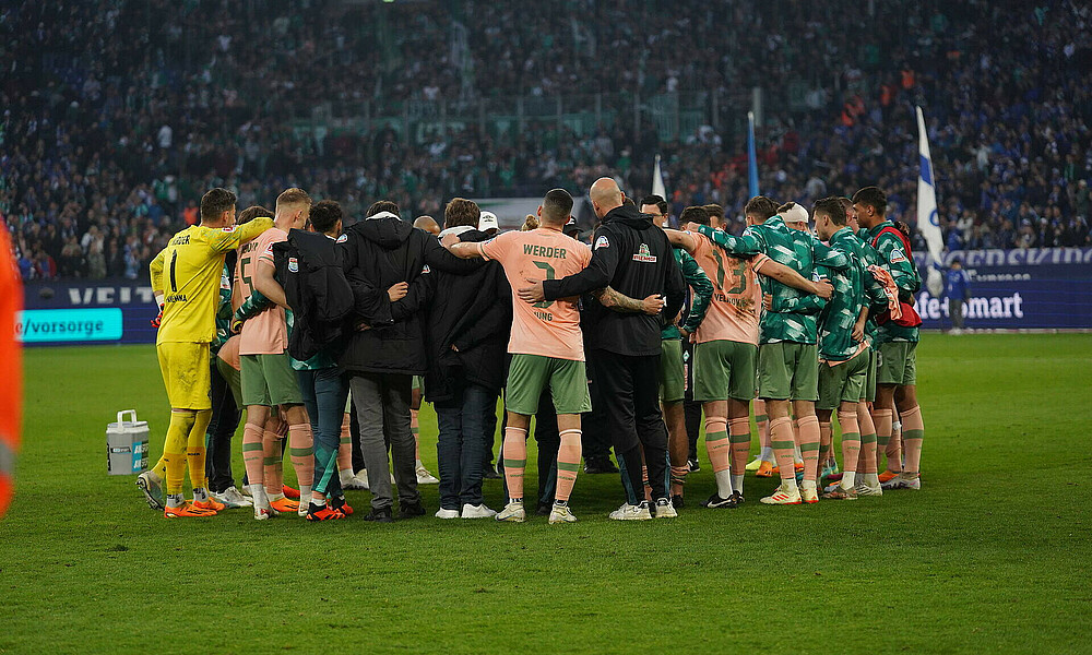 Die Mannschaft steht nach Abpfiff im Kreis zusammen. 