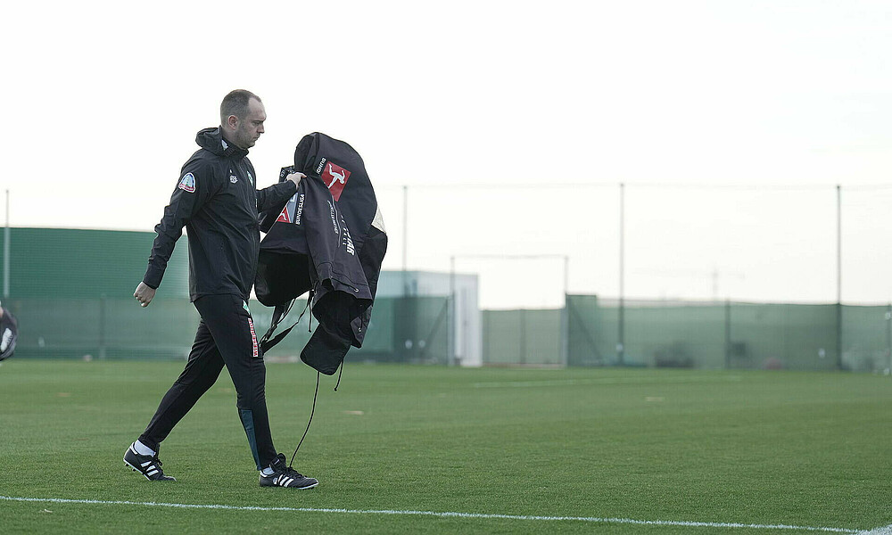 Ole Werner beim Training mit einem Bällesack.