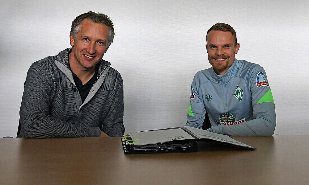 Frank Baumann und Christian Groß bei der Vertragsverlängerung