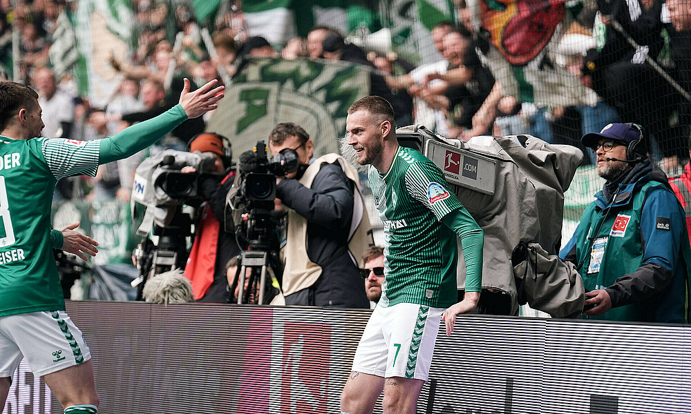 Marvin Ducksch lehnt sich an die Werbe-Bande. 