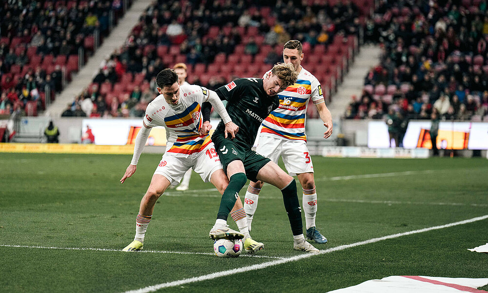 Nick Woltemade im Zweikampf mit Anthony Caci.