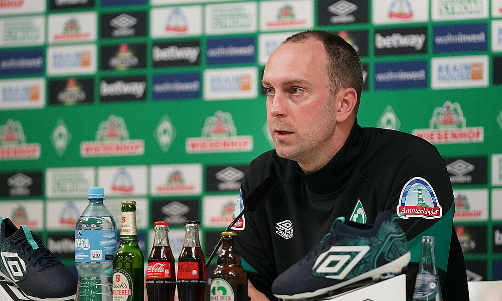  Werder-Trainer Ole Werner im Pressekonferenzraum des wohninvest WESERSTADIONs.