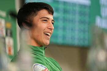 Julian Malatini lacht während der Mixed Zone.