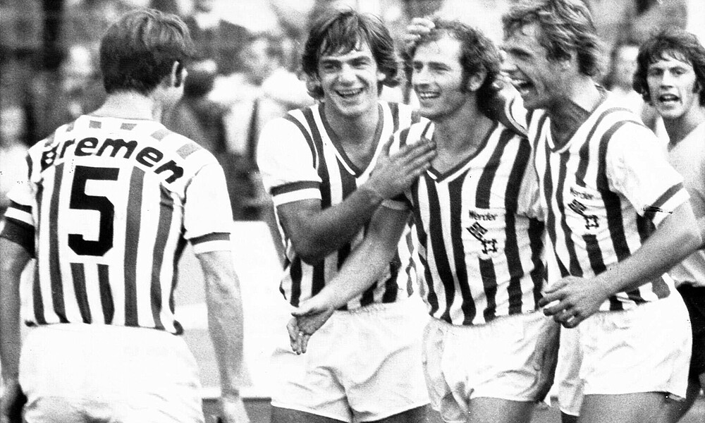 null Torjubel beim SV Werder Bremen (v.li.): Arnold -Pico- Schütz, Dieter Zembski, Torschütze Willi Neuberger und Bernd Schmidt