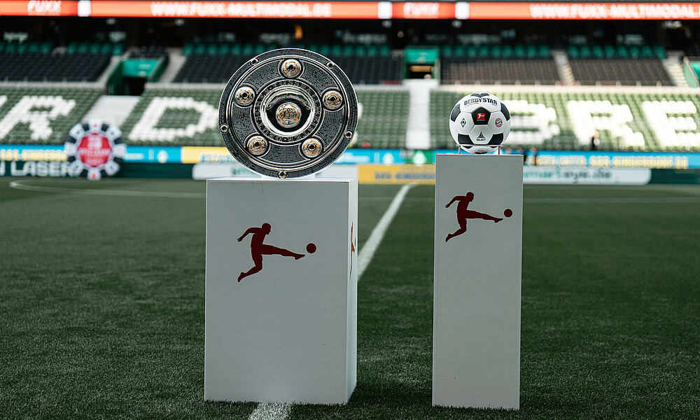 Die Meisterschal mit dem Bundesliga-Ball im wohninvest WESERSTADION.