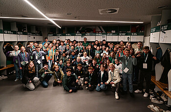 Ein Gruppenfoto der Kids in der Profi-Kabine. 
