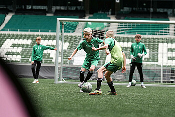 null Kinder die Fußball spielen
